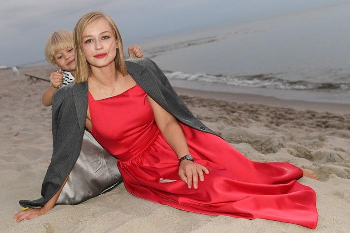 Юлия Пересильд с ребенком на пляже