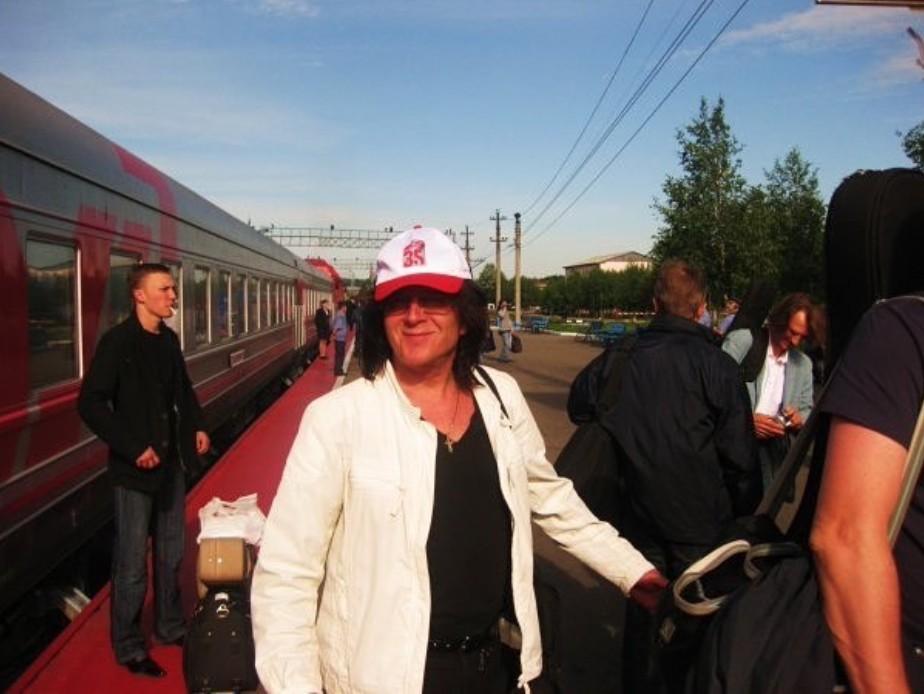 Григорий Рубцов на вокзале