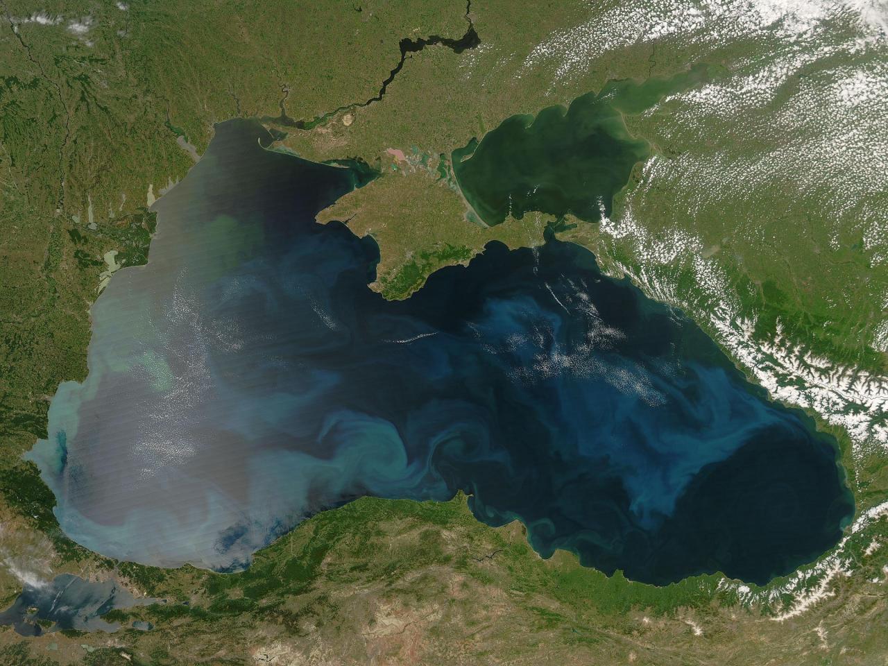 В какое море впадает Черное море?
