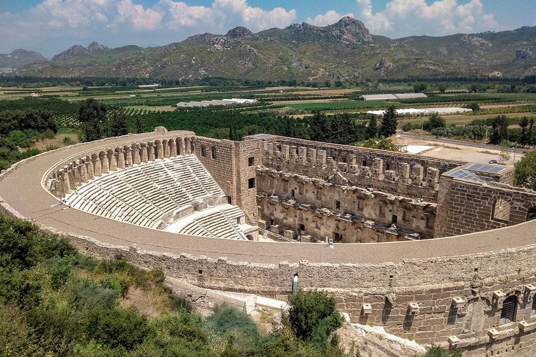 Амфитеатр и руины Аспенда