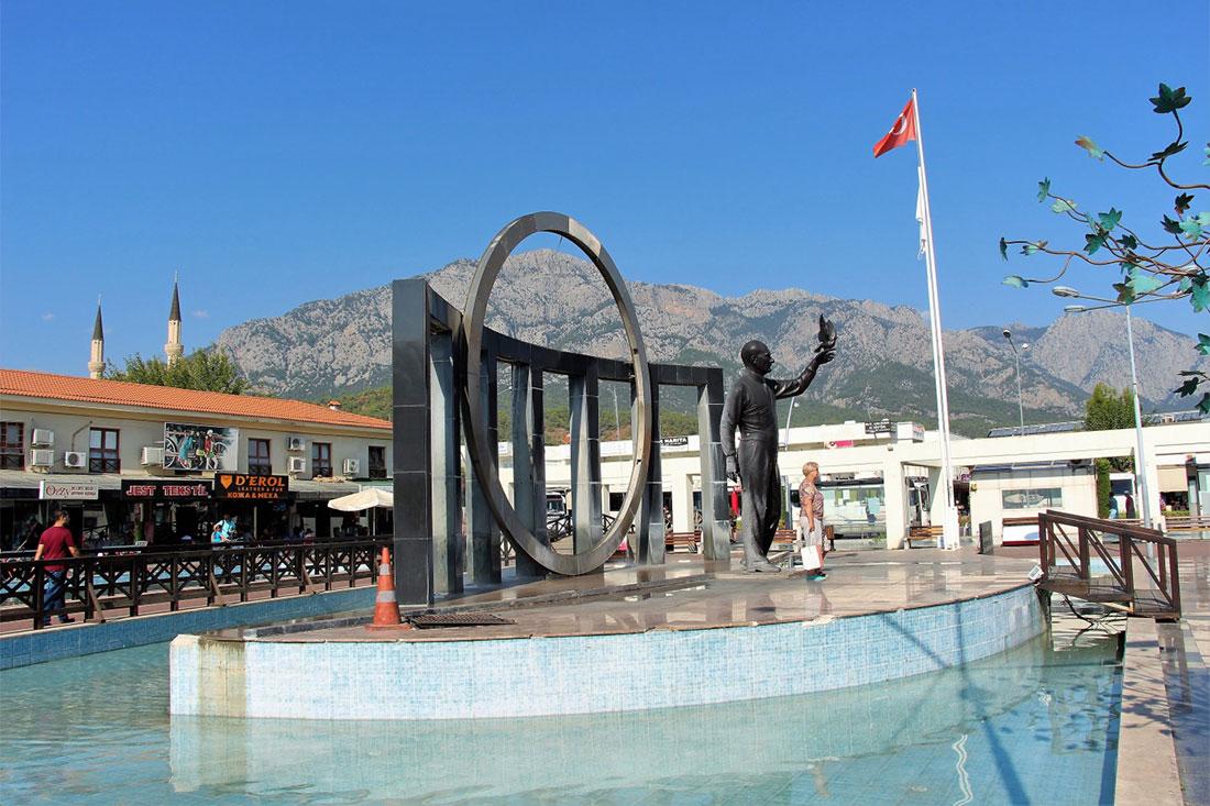 Памятник первому президенту Турецкой Республики Мустафе Кемалю Аталыку