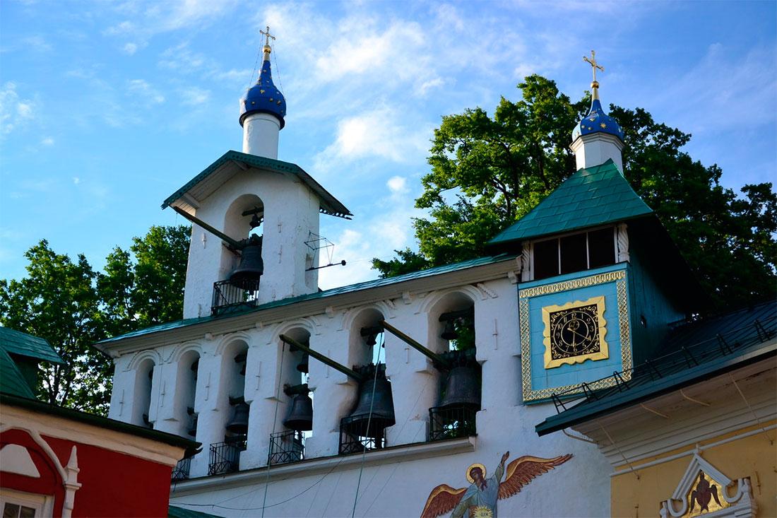 Колокольня Псково-Печерского монастыря