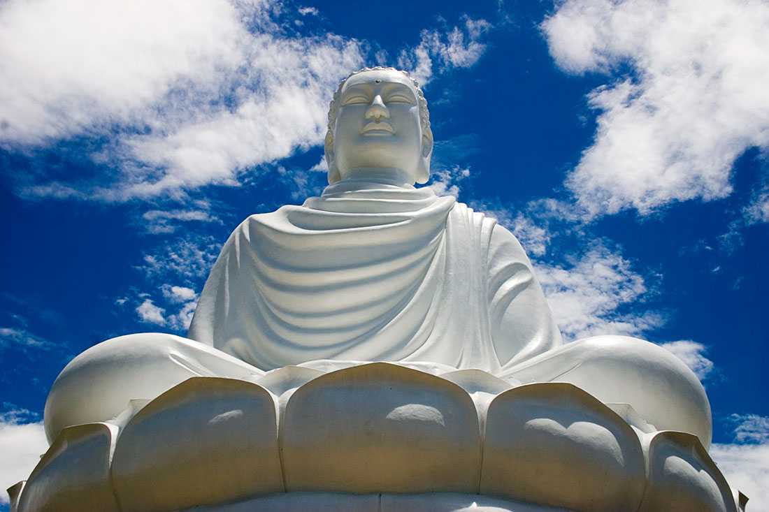 Статуя большого белого Будды
