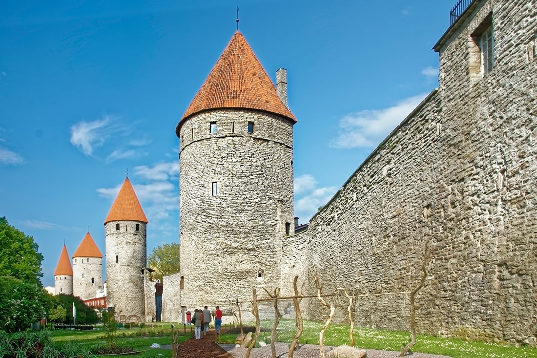 Крепостные стены и Таллиннская башня
