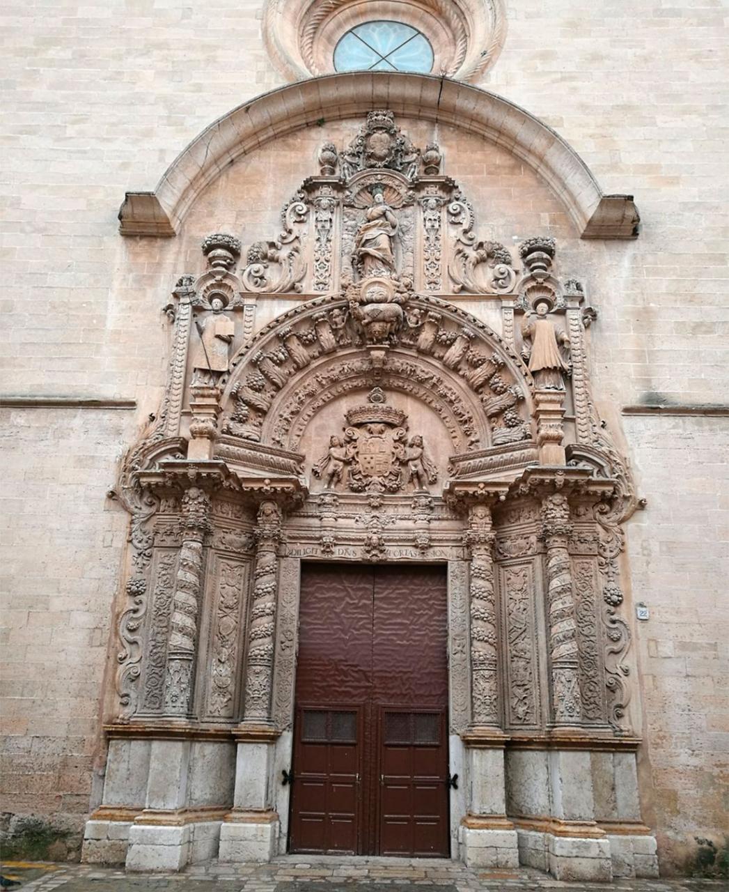 Главный вход в церковь Монти Сион