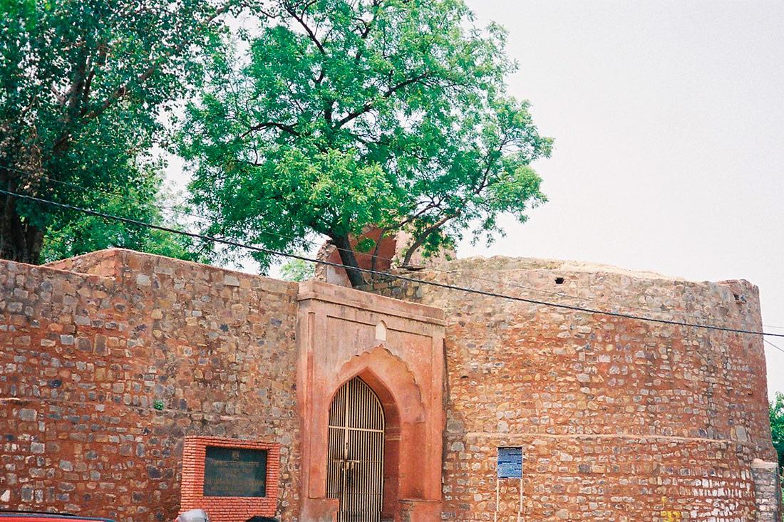 Одни из ворот форта Салимгарх