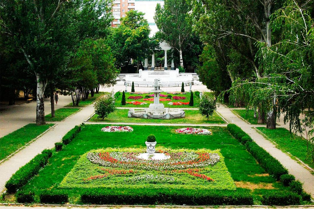 Центральный городской парк, названный в честь своего однофамильца А. М. Горького