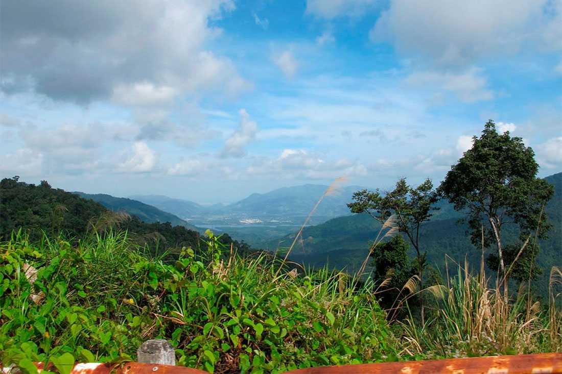 Вид с горы Хонг Ба