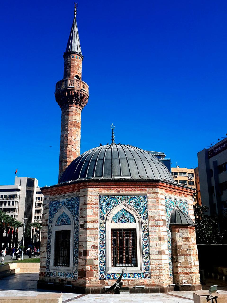 Красивая мечеть Ялы на площади Конак