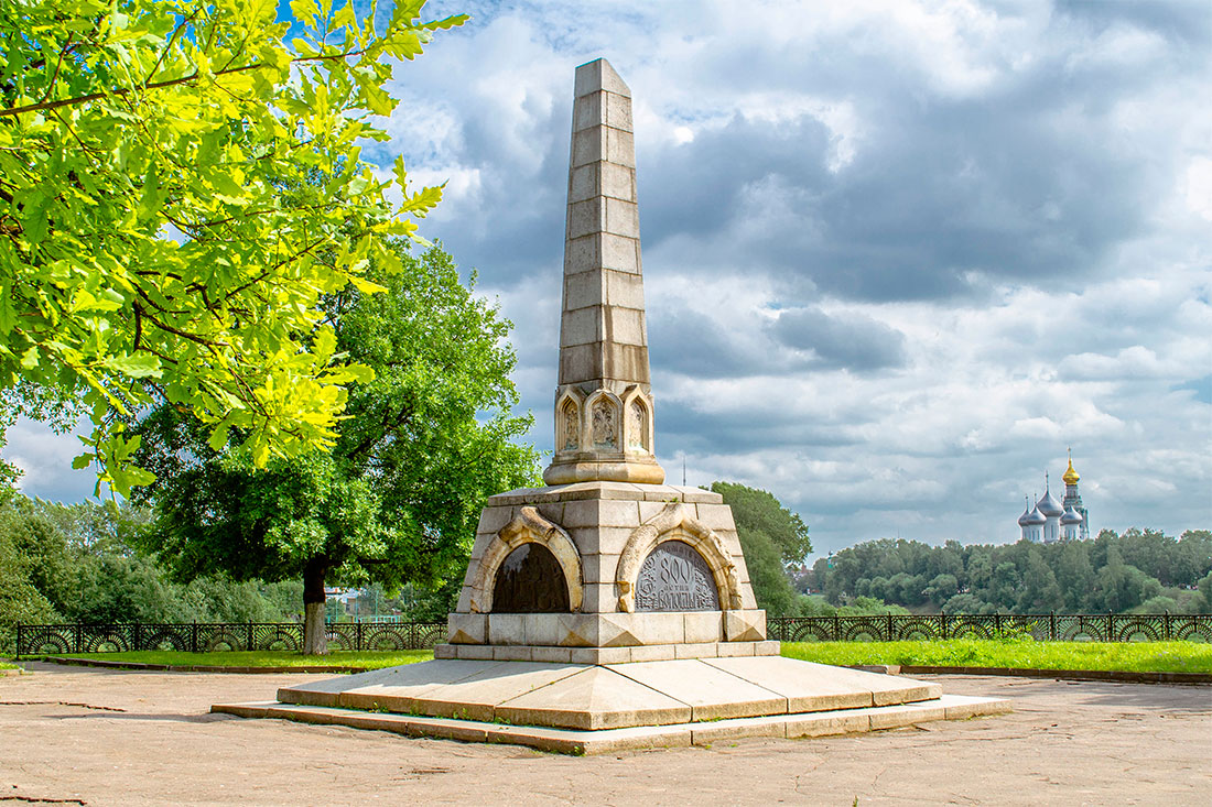 Платформа Ленивый зыб с памятником, посвященным 800-летию Волды
