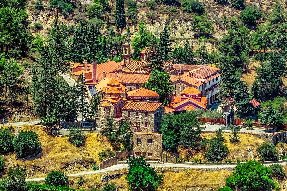 Вид на нелепый монастырь Махерас