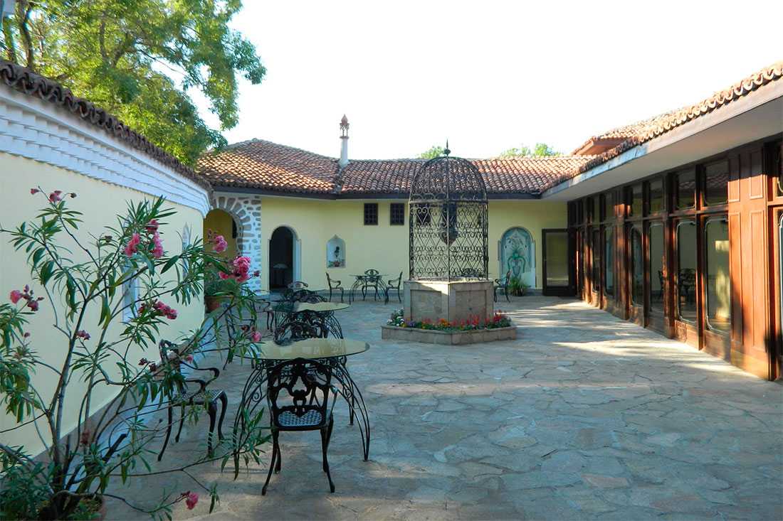 Внутренний двор монастыря Мевлеви Хане