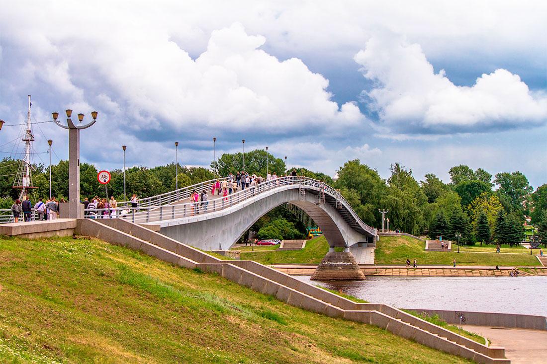 Пешеходный мост вдоль реки Волхов