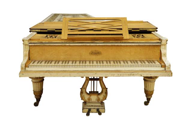 История создания рояля находится в концертном зале польского города Симим, это самый большой рояль в мире длиной чуть более 6 метров. Он был построен по случаю двухсотлетия Шопена и дополнительно оснащен органной трубой.