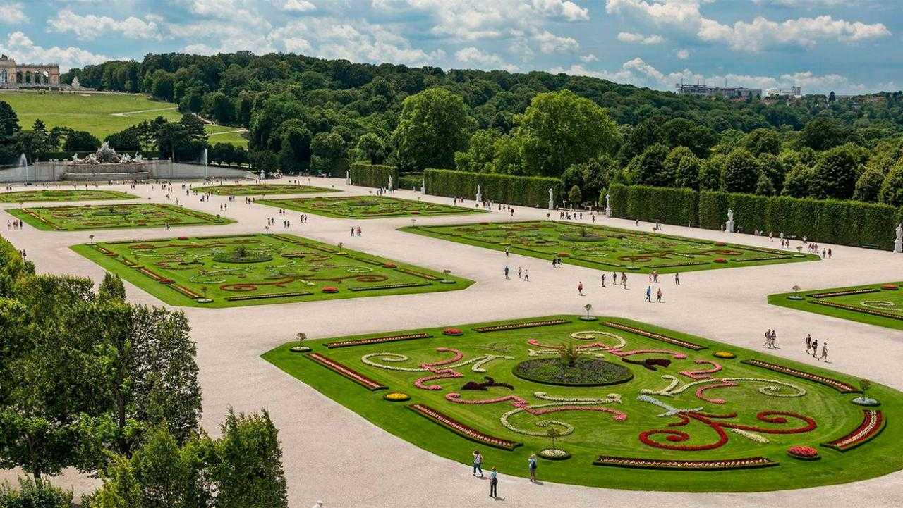 Вид на парк дворца Шёнбрунн