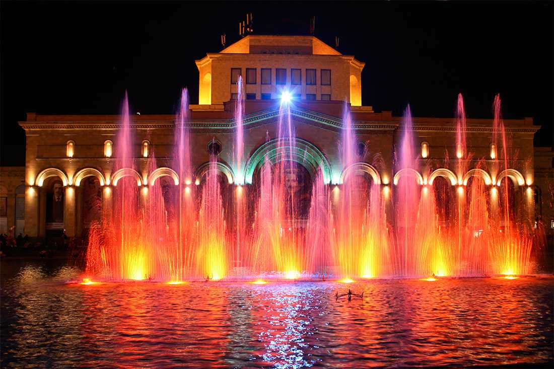 Легендарный поющий фонтан в Ереване