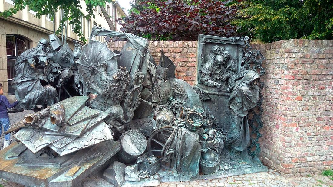 Памятник Дюссельдорфскому фонду