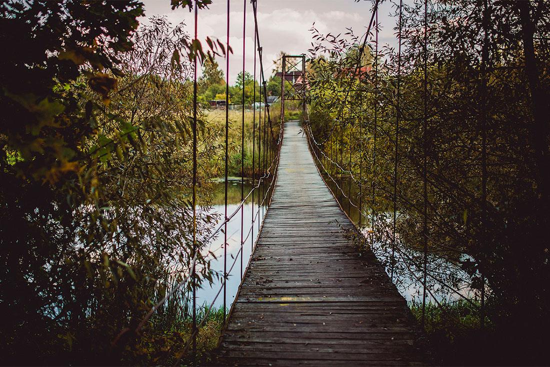 Подвесной деревянный мост через лавовую реку