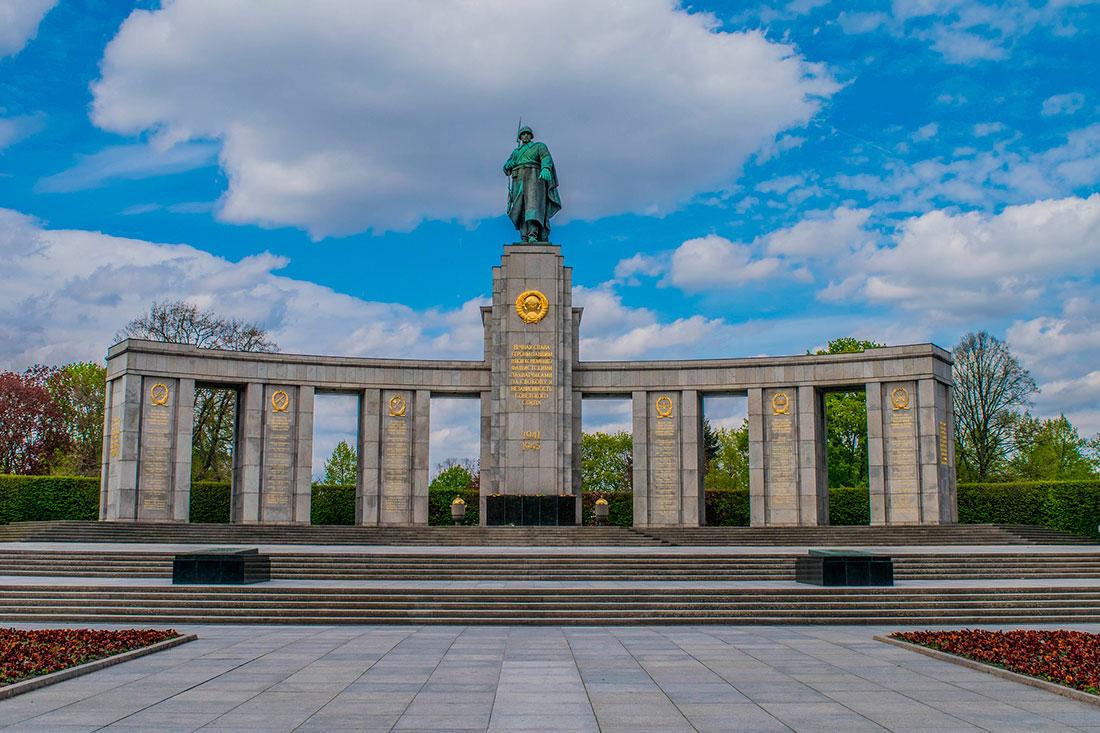 Мемориал павшим советским воинам в парке в Большом Тилгартене