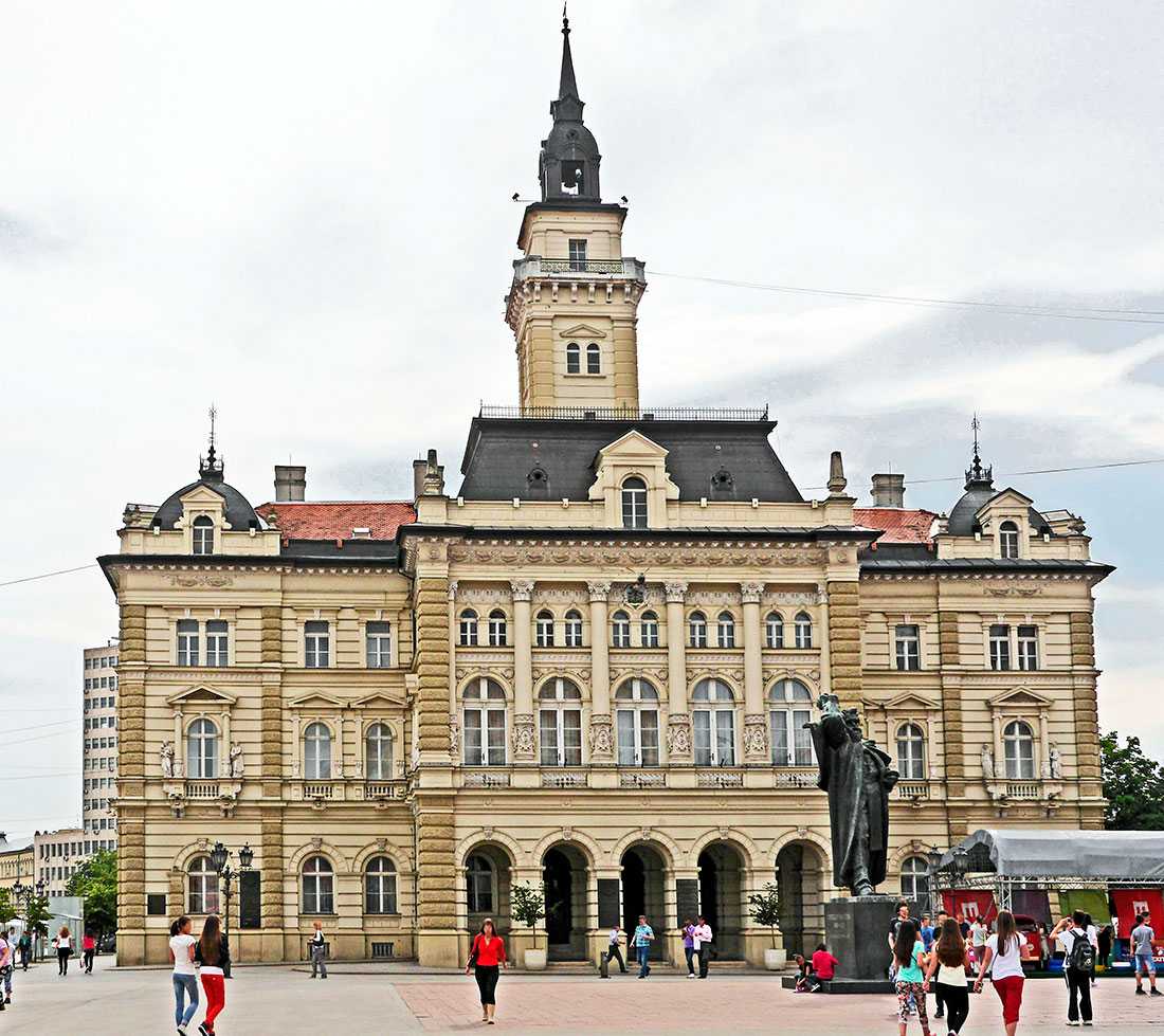 Городская ратуша на площади Свободы