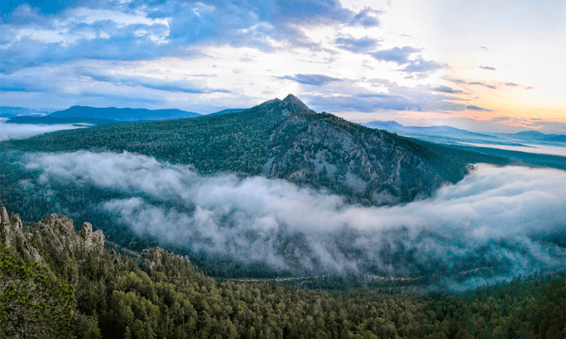 Верхняя часть горы Ямантау над облаками